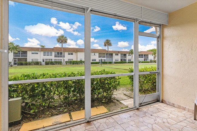 Foto del edificio - 9855 Sandalfoot Blvd