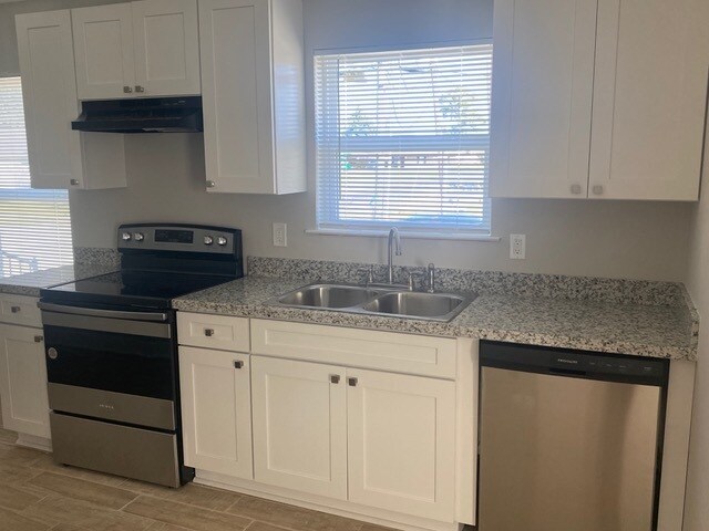 Kitchen - 3332 Pakenham Dr
