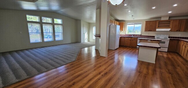 Foto del edificio - Horse Property on 2.5 Acres Minutes to Downtown Grants Pass