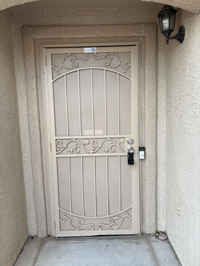 Foto del edificio - Convenient Location Three bedroom 2.5 baths 2 car garage