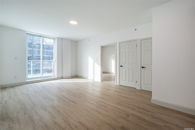 Foto del edificio - 88-56-88162 162nd St