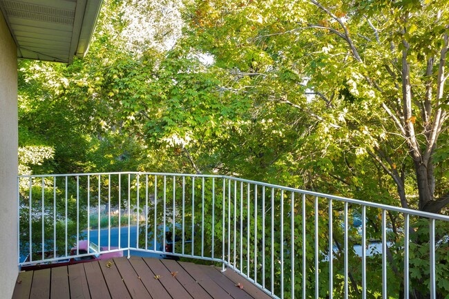 Foto del edificio - Top Floor Provo condo w private balcony