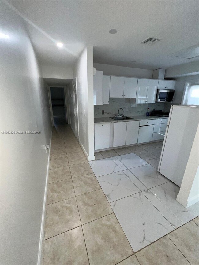 Foto del edificio - 382 NE 113th St