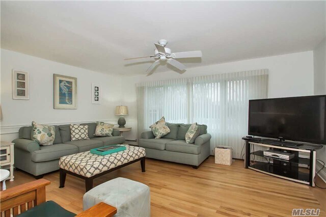 Foto del edificio - 7 Wildwood Dr
