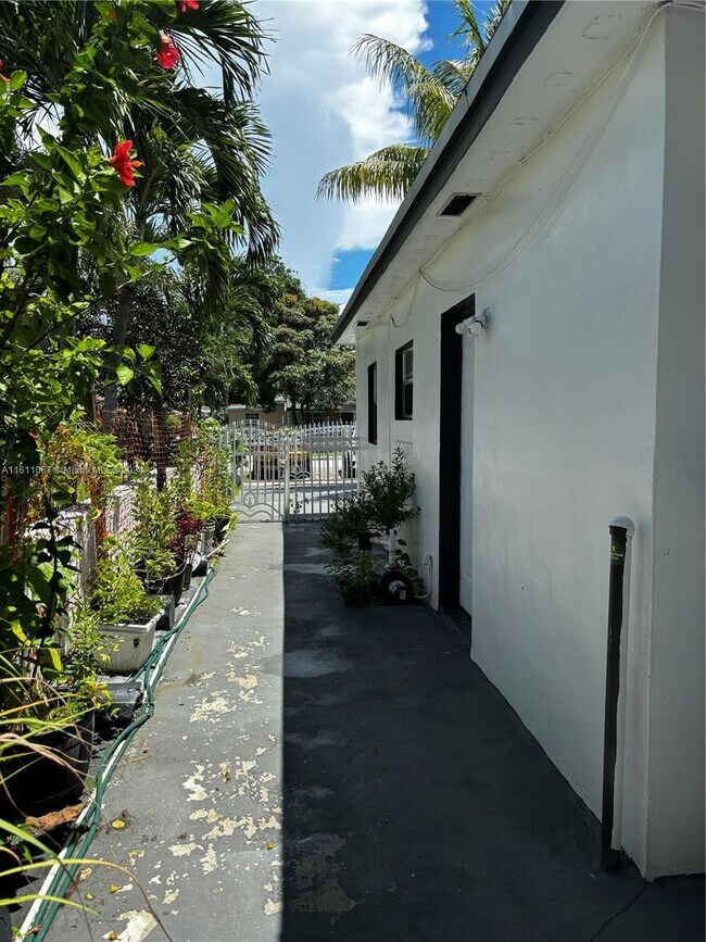 Building Photo - 860 NW 129th St