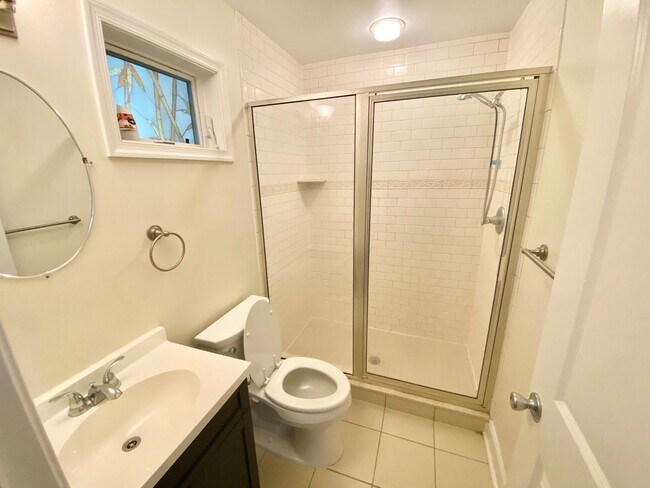 Foto del edificio - Spacious 3-Bedroom, 2-Bath Apartment in Gr...