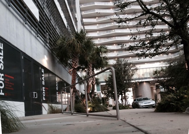 Junto al nuevo condominio de lujo con 300 apartamentos - Icon Bay