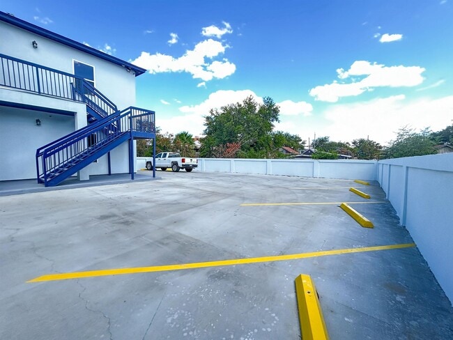 Building Photo - 615 E Lane St