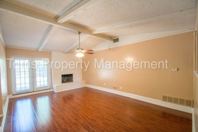 Foto del edificio - 2613 Pebblebrook St