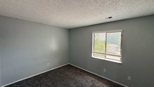 Building Photo - Spacious 2-bedroom Condo available in Aurora
