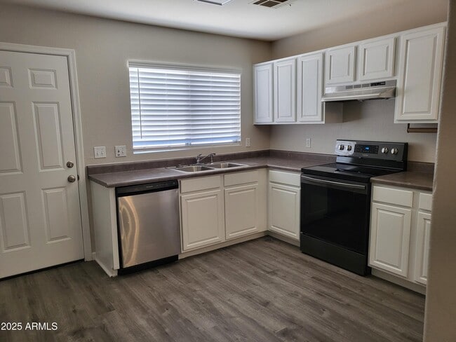 Foto del edificio - 1028 E Graham Ln