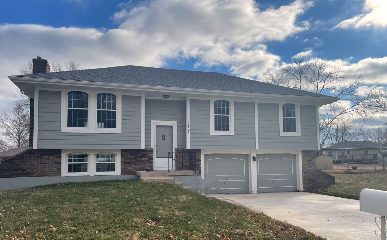 Foto principal - Huge 3 bedroom/2 bathroom home in Independ...