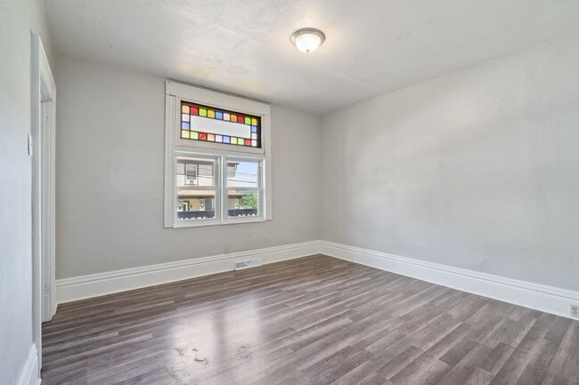 Building Photo - Huge 4 Bedroom with Large Yard on Quiet Street