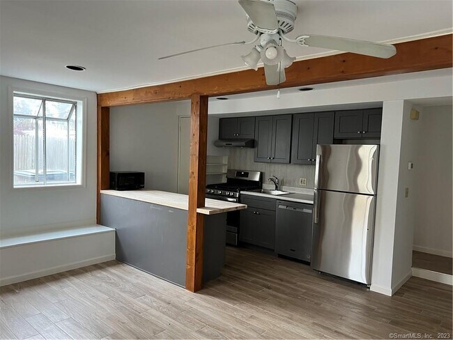 Foto del edificio - 47 Iroquois Rd