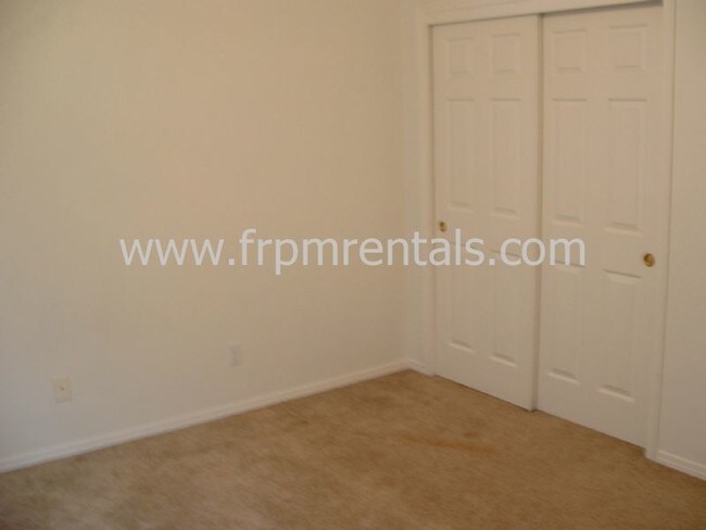 Building Photo - 2 Bed/1 Bath Upper Level w/Garage