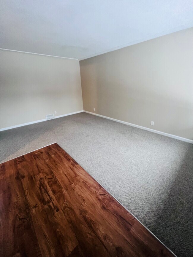 Foto del edificio - 607 38th Ave NE