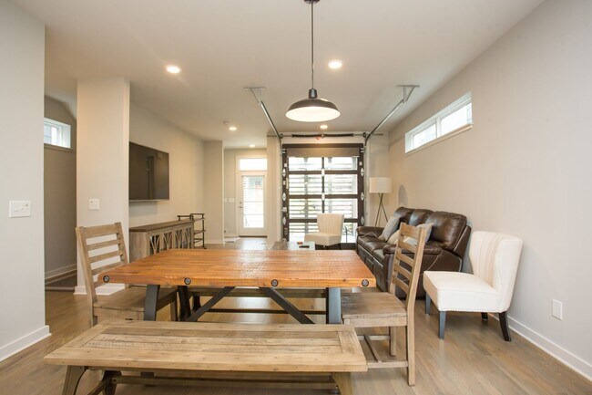 Foto del edificio - Beautifull 2BR 2.5 BA Home Located in East...