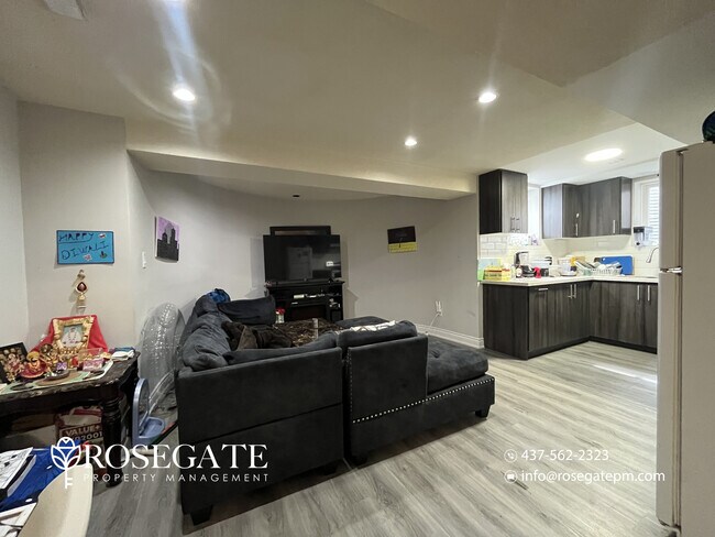 Photo du bâtiment - 2-Bedroom Basement Apartment in Mississauga | 800 Sq. Ft. + Parking