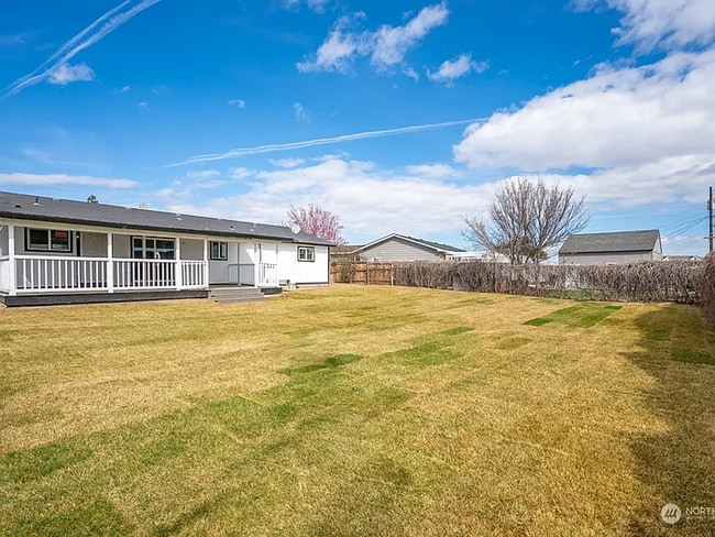 Building Photo - Charming 3 Bedroom Home