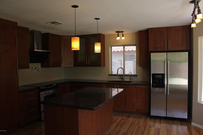 Building Photo - 1221 W Chicago St