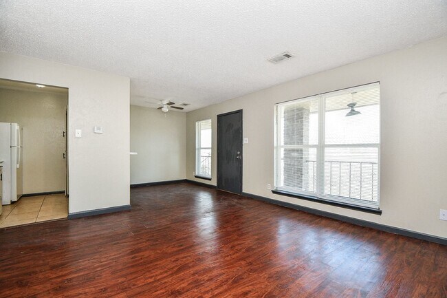 Foto del edificio - 7906 Prestwood Dr