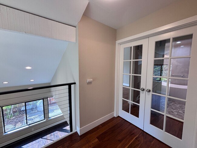 Foto del edificio - ALMADEN VALLEY-Beautifully upgraded 3-bedroom, 2.5-bath end-unit townhome