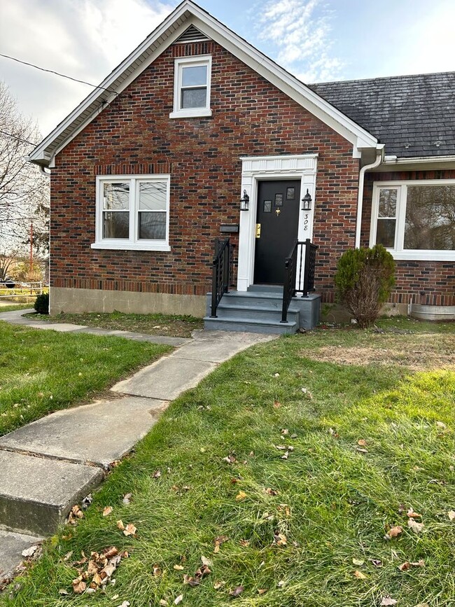 Building Photo - Classic 4br Cape Cod w/2 car detached Garage