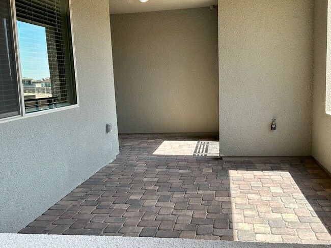 Building Photo - Spectacular Townhome in the newest Summerl...