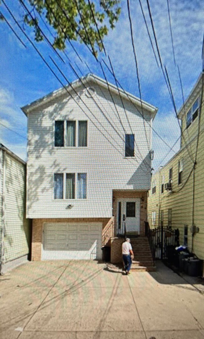 Building Photo - 64 Rome St