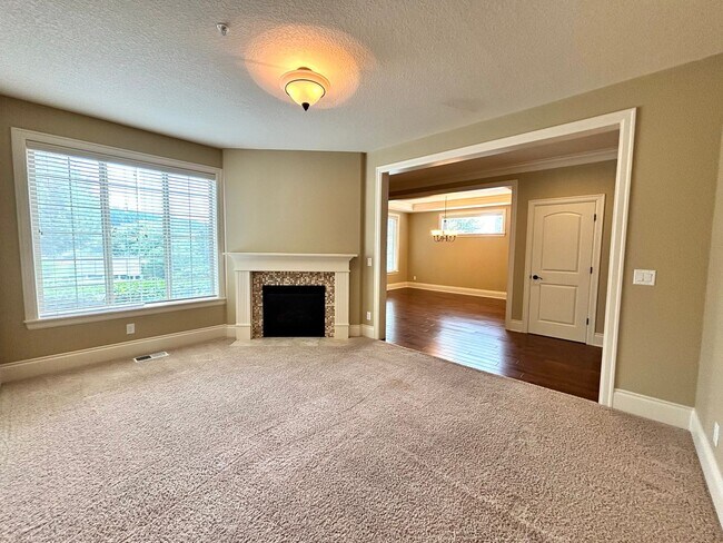 Foto del edificio - Amazing 6 Bed 3 Bath Home in Arbor Heights...