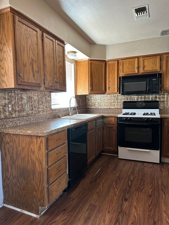 Foto del edificio - 2 Bedroom, 2 Bathroom, 2 Car Garage, Good Size Yard In Wolflin!! Text to Schedule Showing 806-340...