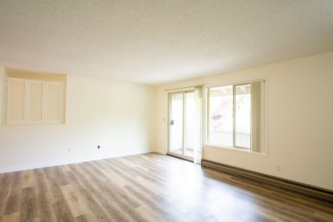 Foto del edificio - APP FEE SPECIAL: Spacious Top Flr 2Bdr Flat, W/D Hk-Up, D/W, Tons of Storage, Balcony!