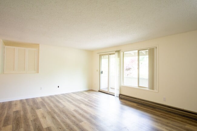 Building Photo - Spacious Top Flr 2Bdr Flat, W/D Hk-Up, D/W...
