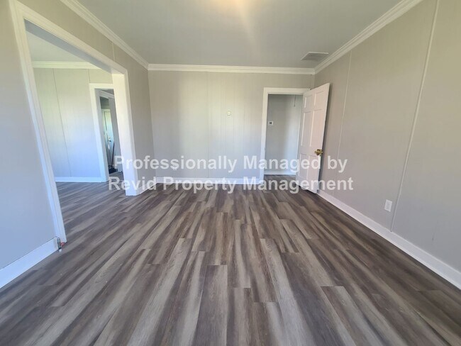 Building Photo - Newly Renovated 2 Bedroom!