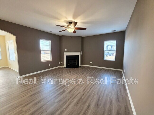 Foto del edificio - 825 Running Horse Ln