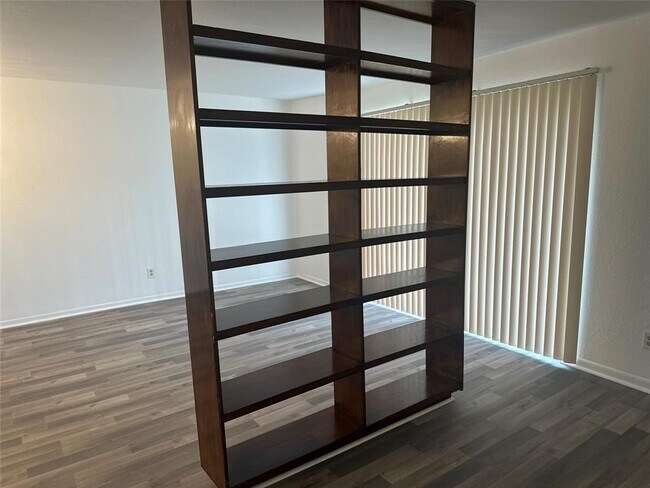Foto del edificio - 2814 S Bartell Dr
