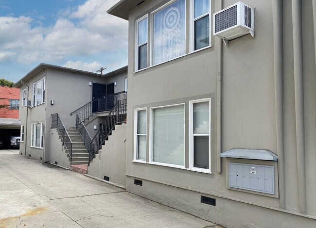 Building Photo - 722 N Edinburgh Ave