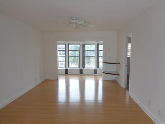 Foto del edificio - 4200 Crystal Lake Dr