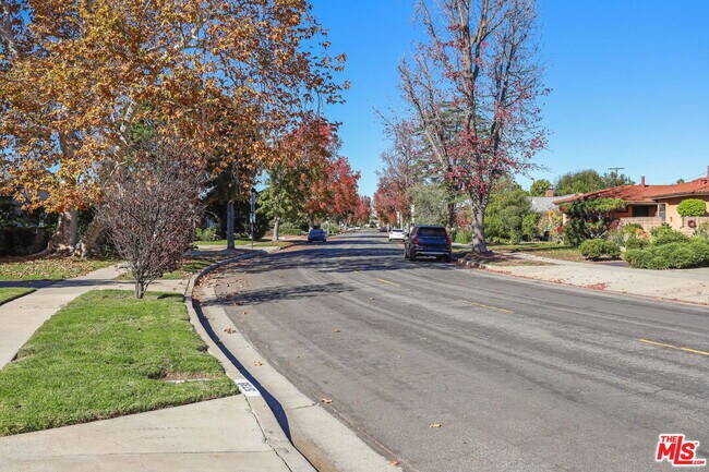 Foto del edificio - 5733 Radford Ave