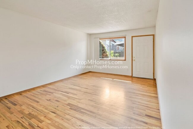 Foto del edificio - Urban Oasis in Mt. Tabor: Sunlit One-Bedroom End Unit!