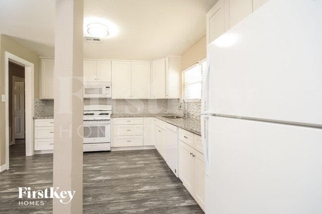 Building Photo - 1204 Trenton Ln