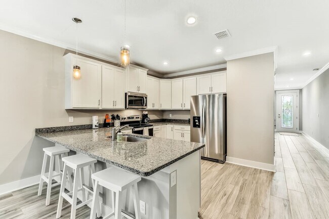 Building Photo - 776 6th Ave S