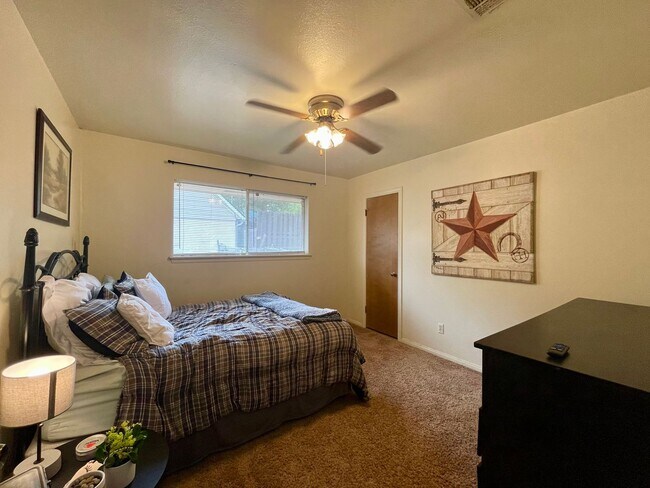 Building Photo - AVAILABLE FOR AUGUST PRE-LEASE! 3 bed, 2 b...