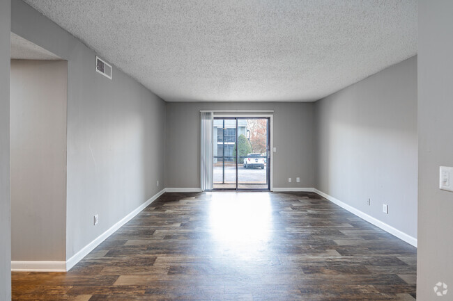 1BR, 1BA - 706SF - Living Room - Hickory Chase