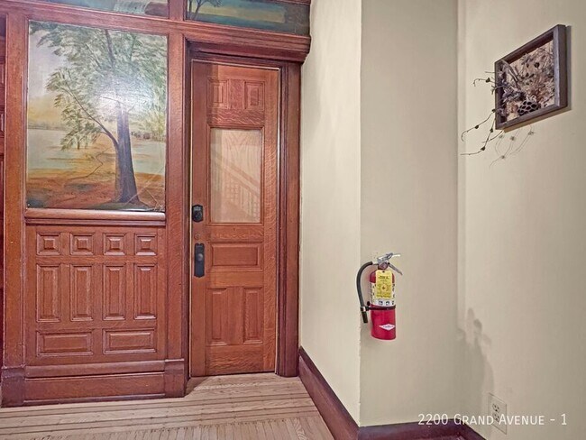 Foto del edificio - 2200 Grand Ave S