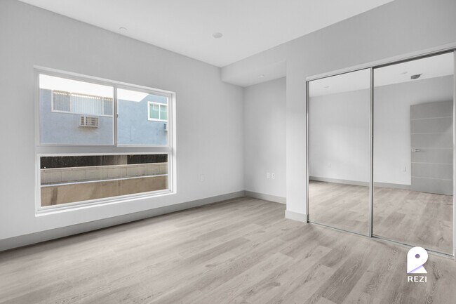 Foto del edificio - 7040 Woodman Ave