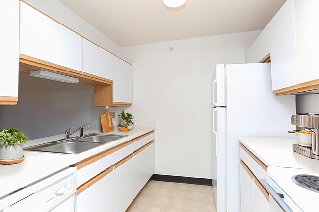 Building Photo - Pine Creek Apartments
