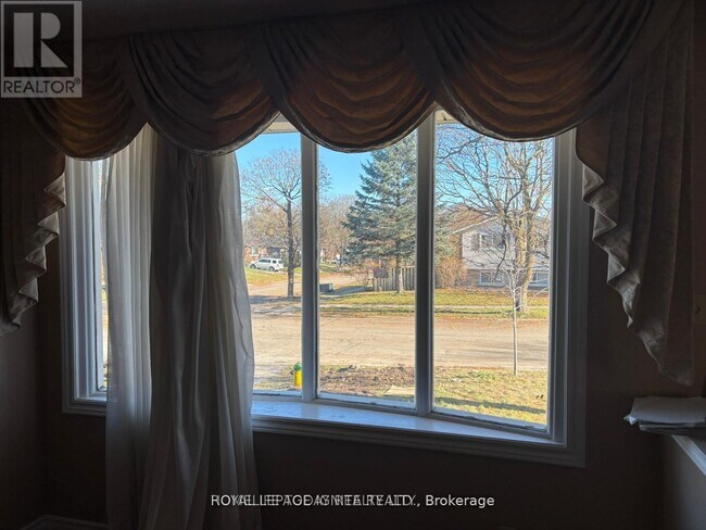 Building Photo - 543 Glendene Crescent