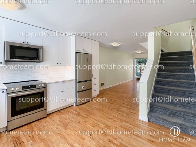 Building Photo - "Charming 2-Bed Townhouse with Gleaming Ha...