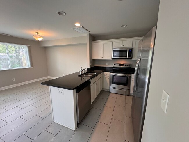Building Photo - 3 Bedroom, 2.5 bath townhome in the heart of Columbia!